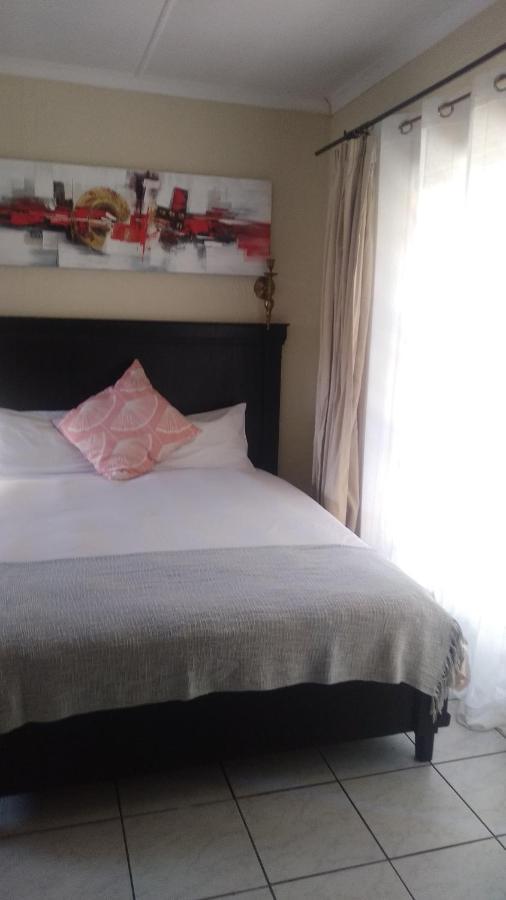 Self-Catering 1Bedr Cottage In Sandton With Free Wifi โจฮันเนสเบิร์ก ภายนอก รูปภาพ